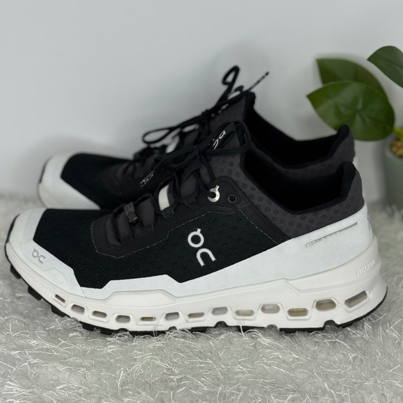 ON Running Cloudultra Black White Women's Athletic Shoes Size US 8.5